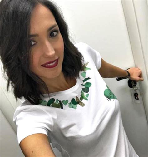 La presentatrice televisiva, 41 anni e due bambini, si è mostrata sui social con il suo elegante taglio medio ad. Caterina Balivo incinta: sarà femmina - Gossip.it