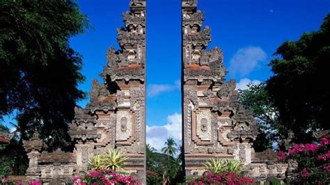 Bentuk bangunan dari rumah adat bengkulu yaitu bergaya panggung dengan aula di bagian bawah dan terdapat tangga dibagian kiri dan kanan. Gambar Rumah Gapura Candi Bentar - METAMORFOSIS2009MXLI