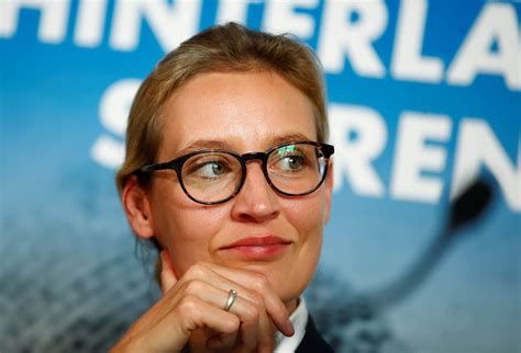 Alice weidel lebt mit einer aus sri lanka stammenden schweizerin in biel im schweizer kanton bern zusammen. Alice Weidel, la leader di Afd è lesbica e sposata con una ...