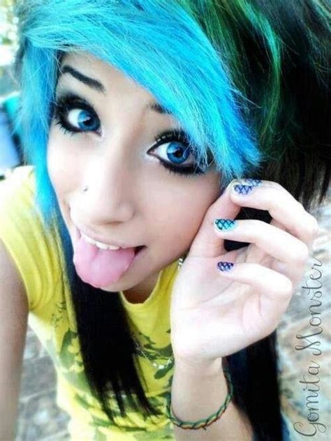 Accessorize it with a knitted beanie to add to the unconventional cute emo look. Omita Monstro Emo girl Black, blue, green hair Blue eyes ...