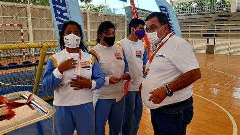 Los sombreros eran alegres y los vestidos lucían hombreras exageradas. Los Halcones Dorados 2 : Los Halcones Dorados - Norberto ...