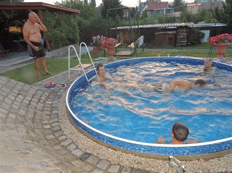 25m bazén, 5 plaveckých drah, 1,2 m hluboký víceúčelový bazén s teplotou vody 30 °c, vířivka, chrliče, divoká řeka, dětské brouzdaliště, 42 m dlouhý tobogán. Bazén - mabili - album na Rajčeti