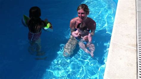 Il nuoto fa benissimo, ma anche solo il frequentare una piscina per esempio termale. Tutorial: primo bagno in piscina per un bambino - YouTube