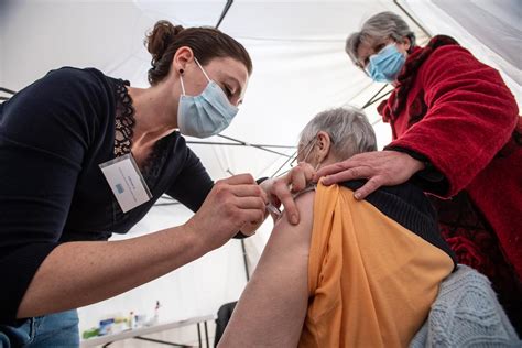 Le taux d'incidence continue d'augmenter rapidement dans le rhône et dans la métropole de lyon, même s'il est encore loin des records atteints au pic dans la métropole, le taux d'incidence continue ainsi d'augmenter rapidement, atteignant 291,4/100 000 pour la semaine du 6 au 12 mars alors qu'il. Covid en Charente-Maritime : 220, un taux d'incidence ...