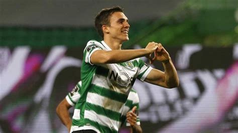 João maria lobo alves palhinha gonçalves (born 9 july 1995) is a portuguese professional footballer who plays for sporting cp as a defensive midfielder. O que traz João Palhinha à Seleção Nacional - Seleções ...