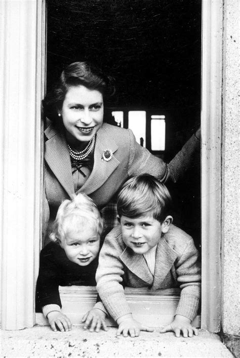 Qui a dit que la reine elisabeth menait la vie dure à kate middleton? Jeune maman | Princesse elizabeth, Reine angleterre ...