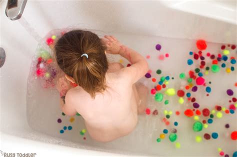 It's a good idea to give a baby a bath at the end of the day. Bath Time Activity: Pom Pom Bath - Busy Toddler