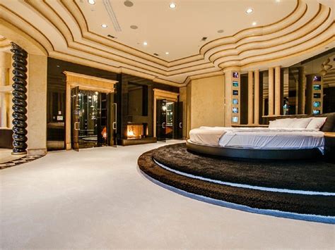 Grey glossy lacquered italian made platform bed. Bedroom Furniture: Stylish Ornate Bedroom Furniture #Goldbedroomdecor | Luxury bedroom master ...