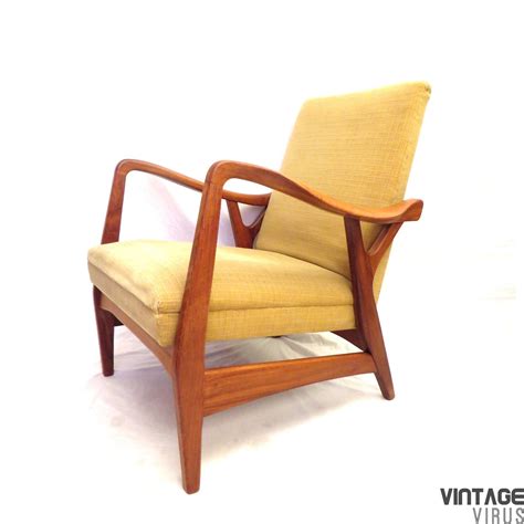 The arms are closed and often in a classic rolled shape. Zeldzame vintage fauteuil van Topform - Vintage Virus