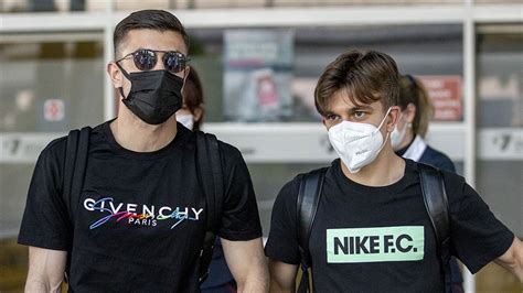 A milli takım'da teknik heyet ve futbolcular, aytemiz alanyaspor mücadelesinde dizinden sakatlanan dorukhan toköz'ü hastanede ziyaret etti. Milli futbolcular Dorukhan ve Rıdvan'dan EURO 2020 ...