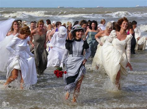 Die „schmutzigere, aber deutlich interessante alternative zum kleiderschrank. Trash The Dress group event - 99+ brides ran into the sea ...