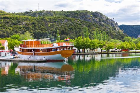 Am strand gibt es viele schatten spendende bäume sowie liegewiesen, so dass man nicht unbedingt einen sonnenschirm braucht. Bilice - Norddalmatien ♥ | Reiseführer von Bestofcroatia.eu