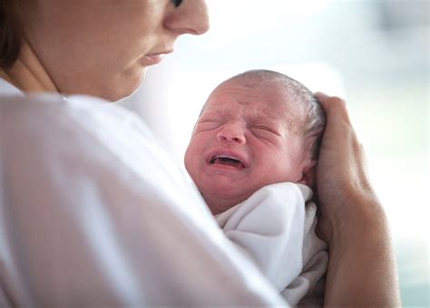 Mengatasi bayi menangis malam hari. Berbagai Penyebab Bayi Rewel dan Menangis. Berikut Cara ...