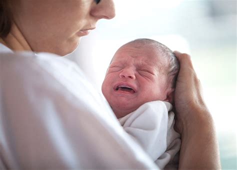 Yuk, simak penyebab bayi menangis terus dan cara mengatasinya. Berbagai Penyebab Bayi Rewel dan Menangis. Berikut Cara ...