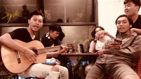 Berikut ini lirik dan chord lagu bingung dari iksan skuter. Iksan skuter- Bingung (cover) - YouTube