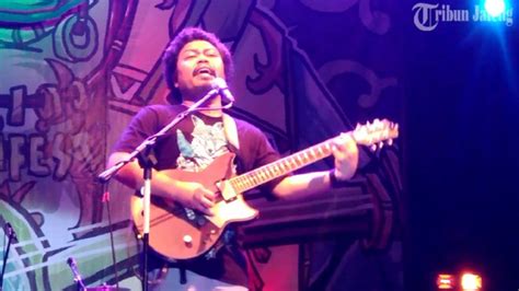 Kuncilaguok.com | payung teduh merupakan band alternatif indonesia beraliran fusi antara folk, keroncong dan jazz. Chord Kunci Gitar Cerita Tentang Gunung dan Laut payung Teduh - Tribun Jateng