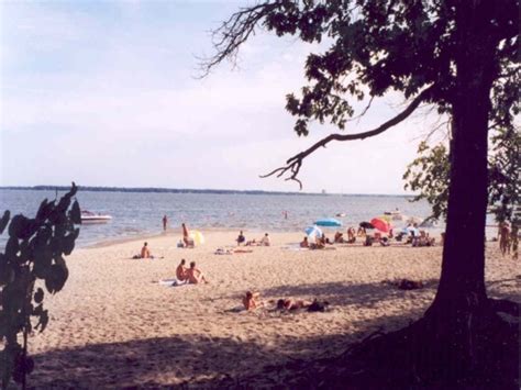 Beach party à la plage d'oka avec la participation de l'école des danses latines salsa tropicale. Aller à la plage tout près de Montréal | Voyages Bergeron