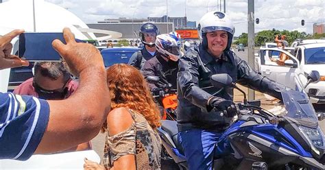 Em 1 passeio de moto pelas ruas de brasília e, em seguida, de jet ski no lago paranoá. Bolsonaro faz passeio de moto e ignora queda de popularidade