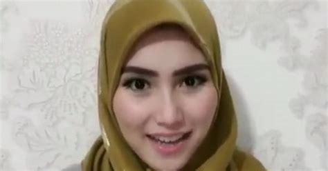 Ayu ting ting yang terlahir dengan nama ayu rosmalina (lahir di kota depok, jawa barat, indonesia, 20 juni 1992; Kenakan Hijab, Ayu Ting Ting Didoakan Segera Berhijrah ...