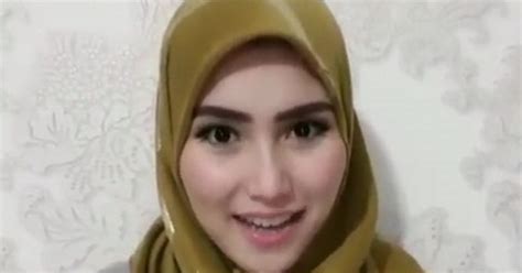 Sulung dari dua bersaudara itu merupakan dara keturunan asli betawi. Kenakan Hijab, Ayu Ting Ting Didoakan Segera Berhijrah ...