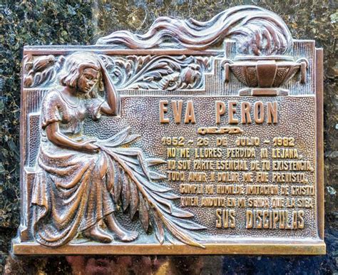 Wir empfehlen ihnen, touren für eva peron's tomb frühzeitig zu buchen, um sich einen platz zu sichern. Plakette Auf Grab Von Evita Peron Redaktionelles Foto ...