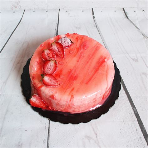 Oggi realizziamo il semifreddo alle fragole, un dolce semplice, che fa sempre centro! Torta semifreddo alle fragole con glassa a specchio ...