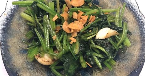 Beri daun kemangi bersama empat telur asin yang telah dipotong jadi dua bagian. 15 resep pocai cah bawang putih enak dan sederhana - Cookpad