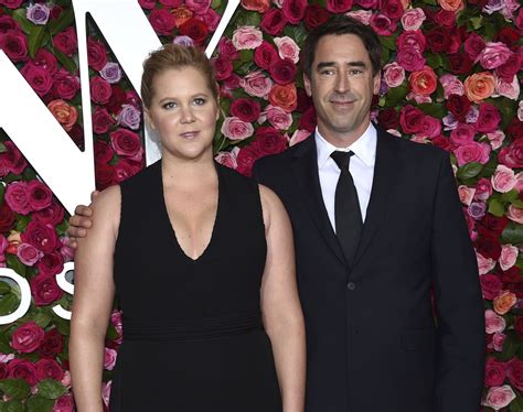 Die schwangeren comedians amy schumer und ali wong tun es auf der bühne. Amy Schumer ist schwanger: Frohe politische Botschaft ...