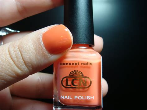 This led lamp for nails may be a bit limiting with options, but it's all you need if you look for simple and cheap solutions for gel curing from your home. Glow Estética & Makeup: LCN - 106 light orange