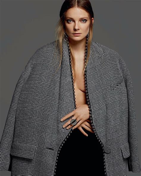 Eniko mihalik takes on the new york city marathon. Eniko Mihalik Impresses in Fall Fashion for Harper's ...