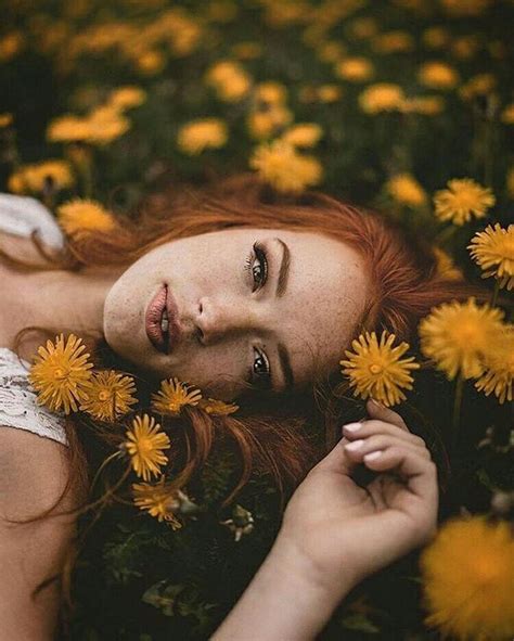 Man shoots himself in the head with a shotgun. Frauen Porträt Fotografie rote Haare gelbe Blumen ...