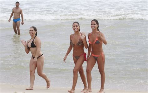 Daniele e o irmão, diego hypólito, no último dia de rock in rio. EGO - Gêmeas do nado curtem praia no Rio - notícias de Praia