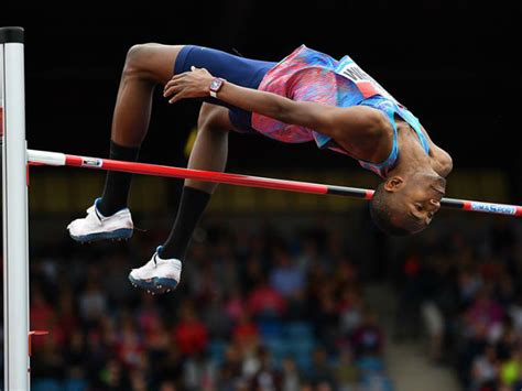 Silver medalist mutaz essa barshim of qatar celebrates after competing in the men's high jump final on day 11 of the rio 2016 olympic games at the olympic stadium on august 16, 2016 in rio de janeiro, brazil. Mutaz Barshim quer bater recorde mundial que dura há 25 ...