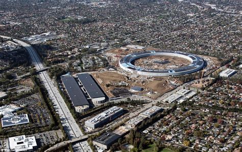 Footage on social media shows a large group of police officers entering the apple daily building. Apple's Campus 2 building shown in stunning new photos ...