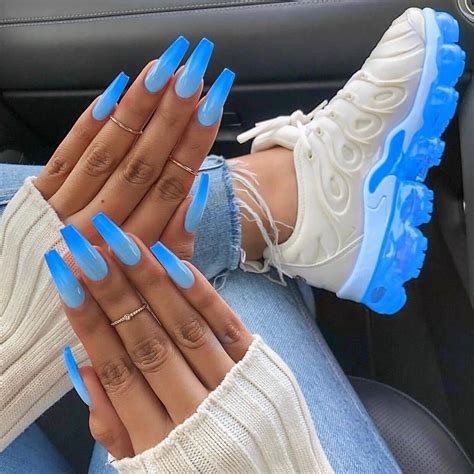 Las uñas de color neón lentamente se han posicionado como una tendencia en el mercado ya que aportan a las uñas colores realmente llamativos y que se salen completamente de los típicos colores brillantes y pasteles. Blue ombre nails | Nails in 2019 | Neon blue nails, Blue ...