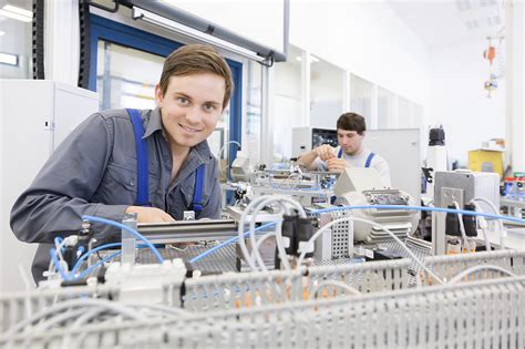 Es bietet den jugendlichen und jungen erwachsenen auszubildenden und kursteilnehmern des bbiw und seiner partnerfirmen unterkunft in unmittelbarer nähe zum ausbildungszentrum. Elektro-/Metallberufe