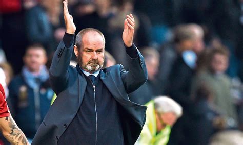 Defans pozisyonunda görev aldığı futbolculuk kariyerini sonlandırmış olup, günümüzde kilmarnock'un teknik direktörlüğünü yapmaktadır. Alan Brazil: Kilmarnock boss Steve Clarke has Manager of ...