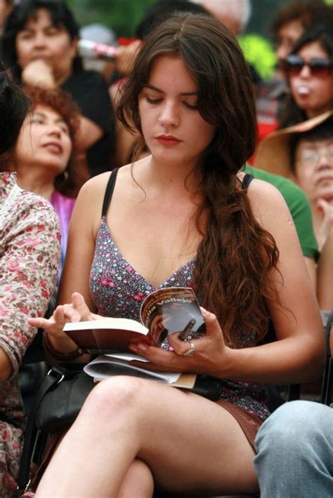 Camila antonia amaranta vallejo dowling (santiago du chili, 28 avril 1988) est une étudiante et activiste politique chilienne, militante de la juventudes comunistas de chile, l'association de jeunesse. Camila Vallejo