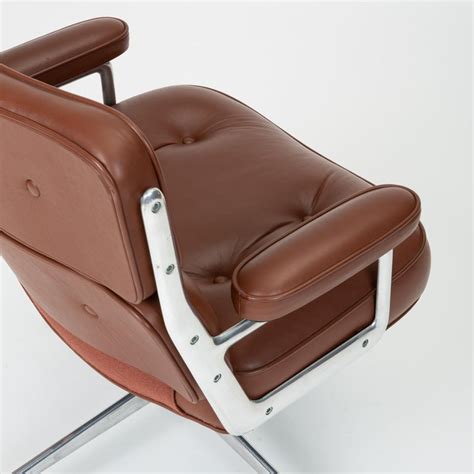 Released in 1961, the eames time life desk chair was an adaptation of the original lobby chair design, smaller in width, higher in height and more upright, perfect for use as a professional desk or work chair. Ray + Charles Eames Time Life Lobby Chair in Chocolate ...