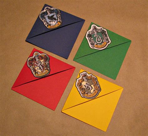 Cut out some yellow strips and stick them onto the bookmark. Lesezeichen Harry Potter Zum Ausdrucken : Du wartest auf ...