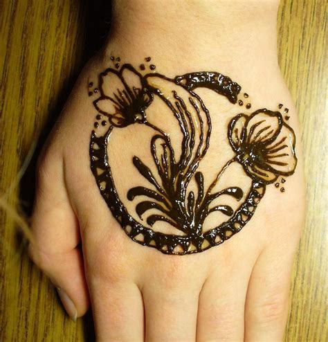 25+ Floral Mehndi(Henna) Designs For Girls Hands ... A creative experiment you can do for your an ideal barefoot peacock mehndi design for feet to take some inspiration.