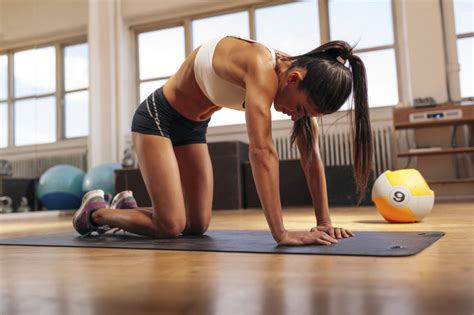 Ci sono molti rimedi da adottare per curare il mal di schiena durante la gravidanza, alcuni di questi sono tuttavia, possono essere fatti degli esercizi per alleviare il dolore. Ginnastica posturale: 10 esercizi da fare a casa | UnaDonna