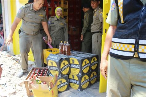 Kepala satpol pp kota cirebon andi armawan saat ditemui di balai kota cirebon, senin (13/7). SATPOL PP KOTA CIREBON