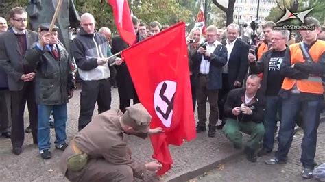 Kaja godek i prawnicy konfederacji pozywają oko.press (pap, fot: ONR-owiec w mundurze NSZ-u podpala nazistowską flagę, 22 ...