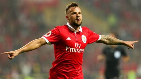 Haris seferović (born 22 february 1992) is a swiss footballer who plays as a striker for portuguese club sl benfica, and the switzerland national team. Haris Seferovic - Perfil del jugador 20/21 | Transfermarkt