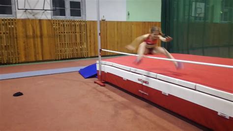 The high jump is a track and field event in which competitors must jump unaided over a horizontal bar placed at measured heights without dislodging it. Lena skok wzwyż nożycami 105cm (wzrost 130cm) 09.03.2017 ...