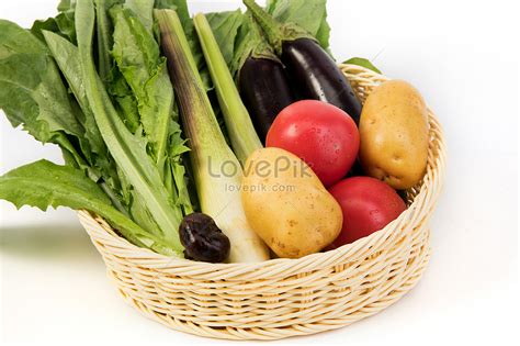 Mungkin karena menu sayur bisa dibilang kurang lezat jadikan sayuran sebagai menu spesial dan istimewa untuk keluarga. Lukisan Sayur Sayuran Dalam Bakul | Cikimm.com