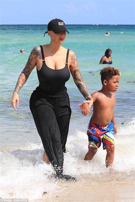 Wife gang banged by strangers at the beach. صور آمبر روز مع ابنها على أحد شواطئ ميامى | تحميل اغاني ...