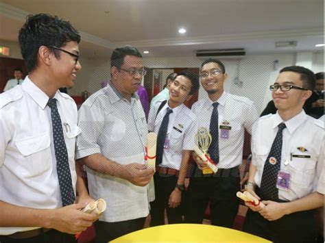 Ujian ini perlu diambil oleh calon yang terpilih sebelum dipanggil ke sesi temuduga. MENCARI PENOLONG PEGAWAI PERUBATAN/PEMBANTU PERUBATAN ...