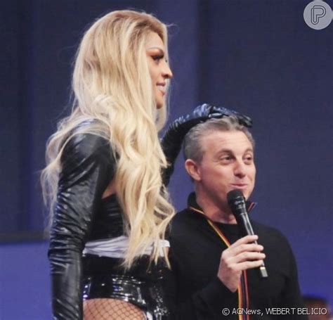 | see more about pabllovittar, destruidora and vittar. Diferença de altura entre Pabllo Vittar e Luciano Huck ...